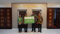 Presiden Direktur PT Nestlé Indonesia, Ganesan Ampalavanar  menyerahkan mock-up sebagai simbolis dukungan PT Nestlé Indonesia terhadap program vaksin COVID-19 untuk anak usia 6-11 tahun kepada Kepala Staf Kepresidenan RI, Jend. TNI (Purn.) Dr. Moeldoko. (Foto: Dok Istimewa)