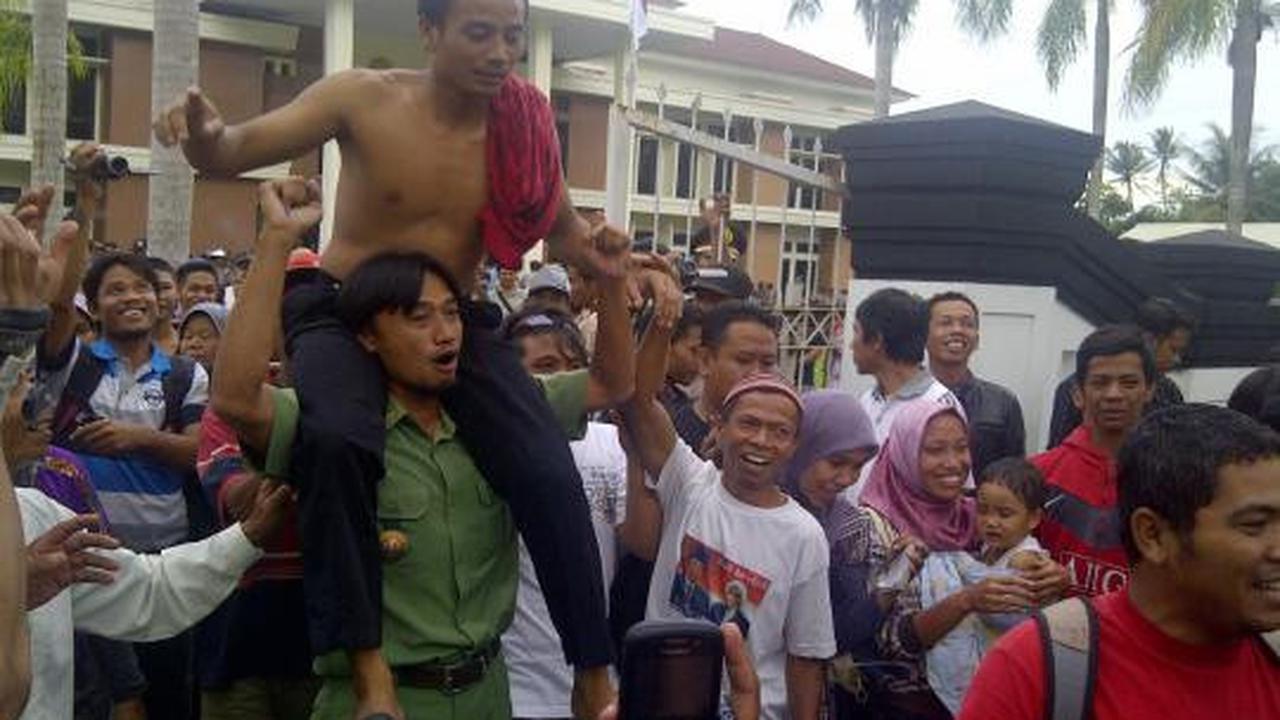 Divonis bebas, 2 terdakwa kasus bambu diarak ratusan warga