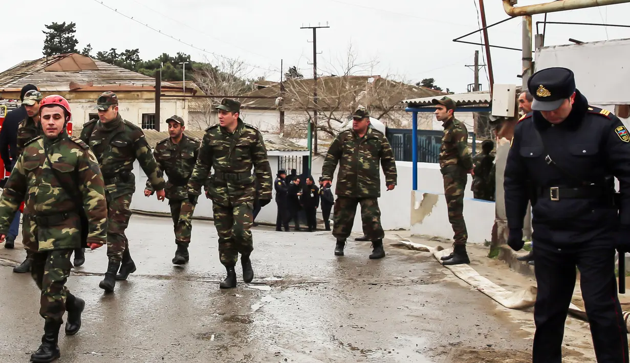 Petugas kepolisian berada di lokasi kebakaran hebat yang melanda sebuah pusat rehabilitasi pecandu narkoba di Baku, Azerbaijan, Jumat (2/3). Pusat rehabilitasi itu sudah cukup tua dan bangunannya sebagian besar berbahan dasar kayu. (TOFIK BABAYEV/AFP)