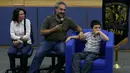 Carlos Santamaria Diaz (12) bersama orangtuanya pada acara pers di Universitas Otonomi Nasional Meksiko, 3 Agustus 2018. Pada usia 9 tahun, ia berpartisipasi dalam program universitas di bidang kimia analitik, biokimia dan biologi. (AP/Marco Ugarte)