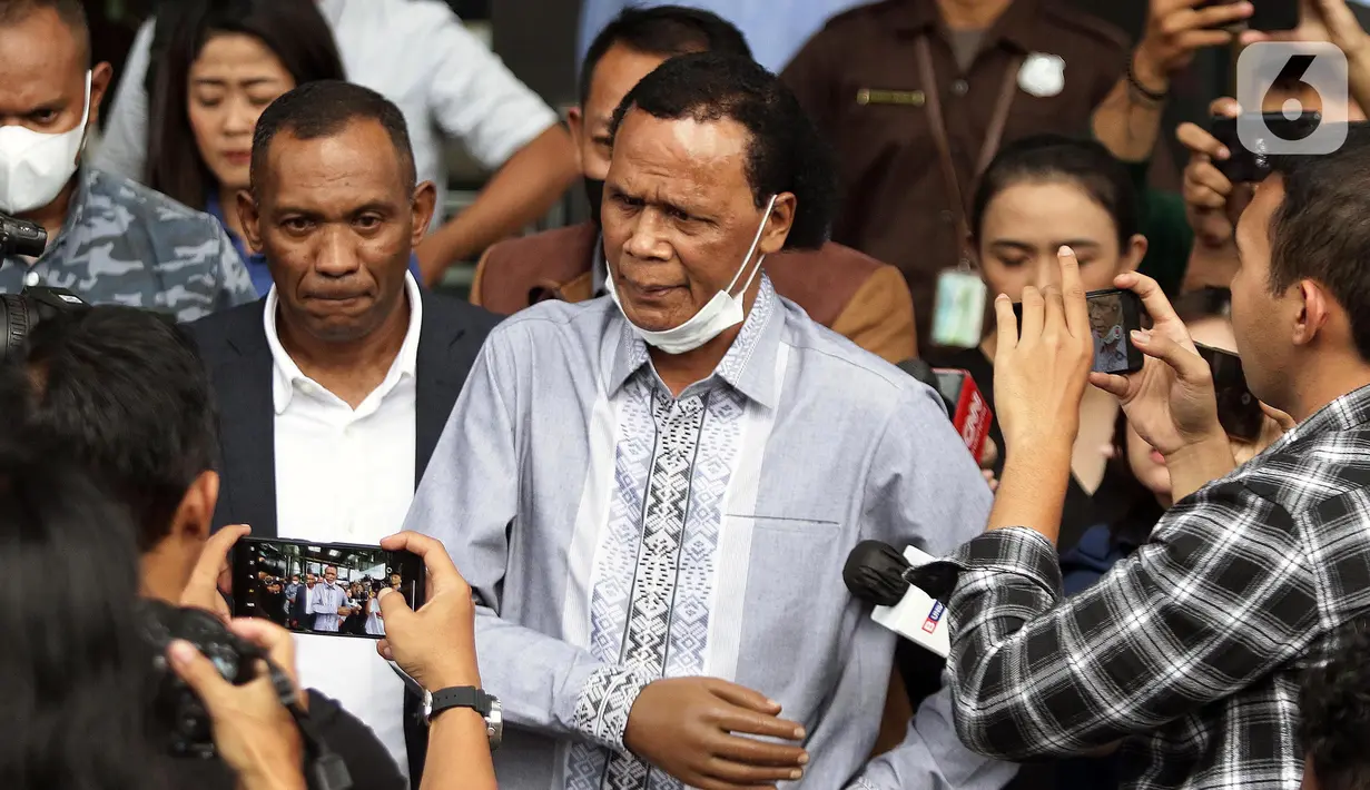 Tenaga Ahli PD Pasar Jaya, Rosario de Marshall alias Hercules (tengah) berjalan meninggalkan Gedung Merah Putih Komisi Pemberantasan Korupsi (KPK) usai menjalani pemeriksaan, Jakarta, Kamis (19/1/2023). Rosario de Marshall alias Hercules memenuhi panggilan KPK sebagai saksi di kasus suap penanganan perkara di Mahkamah Agung (MA). (Liputan6.com/Helmi Fithriansyah)