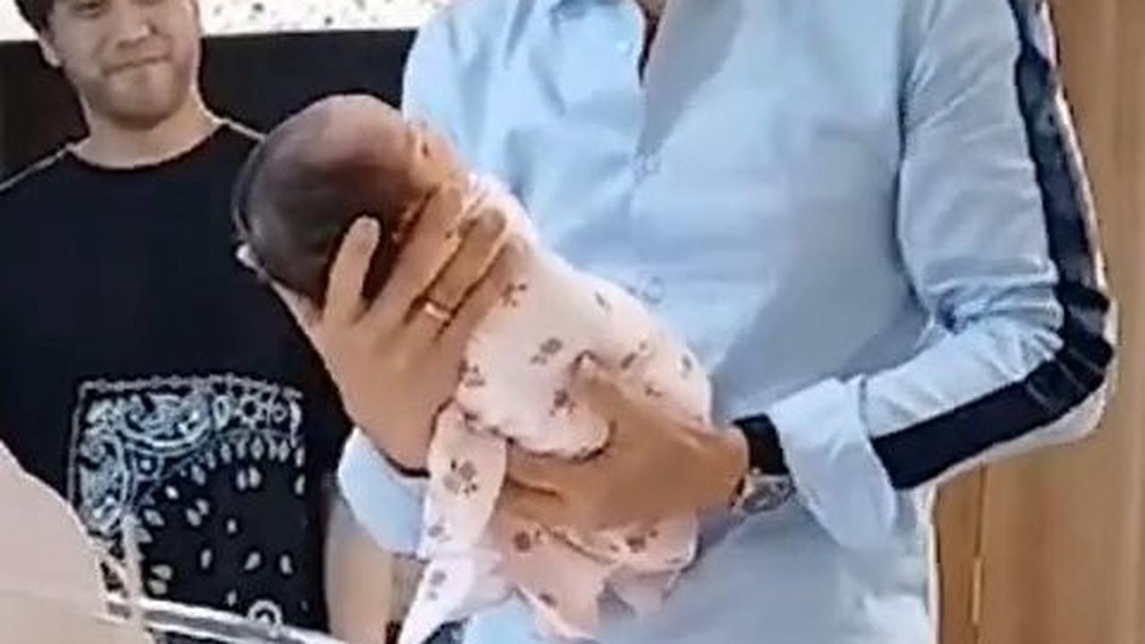 Akhirnya Bisa Timang Cucu, 7 Potret Addie MS Gendong Anak Kevin Aprilio - Jadi Kado Ultah Terindah