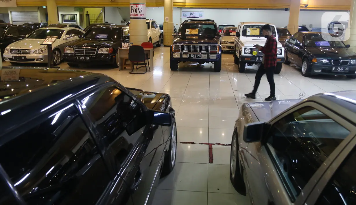 Pengunjung melihat mobil bekas yang dijual di bursa mobil bekas Mall Blok M, Jakarta, Jumat (8/10/2021). Sempat sangat redup, kini penurunan level PPKM membuat pasar mobil bekas berangsur pulih. (Liputan6.com/Angga Yuniar)