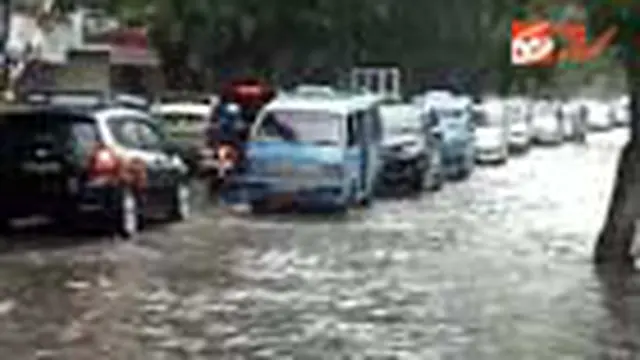 Jalan Samratulangi direndam banjir setinggi betis orang dewasa akibat pembongkaran trotoar yang dilakukan Dinas Pekerjaan Umum Kota Manado. Sulawesi Utara. 