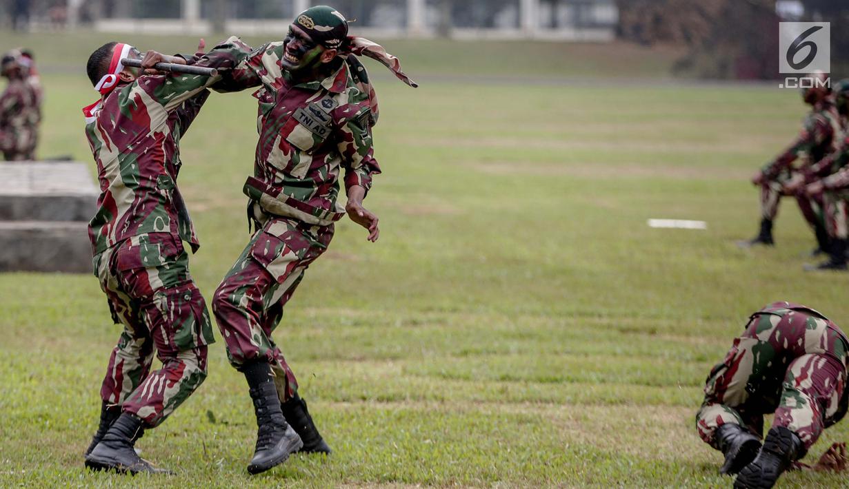Prajurit Kopassus memperagakan atraksi bela diri saat peringatan HUT ke-67 Kopassus di Markas Kopassus, Cijantung, Jakarta, Rabu (24/4). Acara HUT Kopassus dimeriahkan sejumlah aksi demonstrasi unjuk kekuatan koprs Baret Merah ini, seperti beladiri dan ketangkasan fisik. (Liputan6.com/Faizal Fanani)