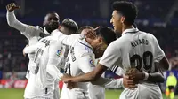 Pemain Real Madrid, Marco Asensio, melakukan selebrasi bersama rekan-rekannya setelah mencetak gol ke gawang Osasuna dalam laga jornada 22 La Liga Spanyol di El Sadar Stadium, Minggu (19/2/2023) dini hari WIB. Real Madrid menang 2-0 dalam laga ini. (AP Photo/Alvaro Barrientos)