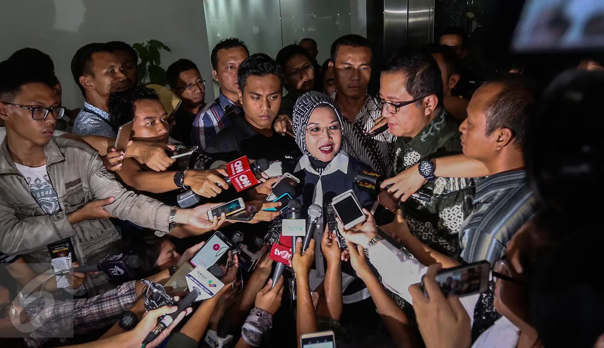 Sylviana Murni memberikan keterangan pers usai diperiksa Bareskrim di Gedung Ombudsman, Jakarta, Senin (30/1). Panggilan tersebut terkait pemeriksaan kasus dugaan korupsi pembangunan Masjid Al-Fauz. (Liputan6.com/Faizal Fanani)