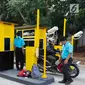 Pengendara motor melintasi akses pintu masuk dan keluar Universitas Indonesia di Depok, Jawa Barat, Selasa (16/7/2019). Penerapan uji coba sistem masuk parkir UI berbayar yang menyebabkan kemacetan panjang membuat gerbang tiket pembayaran kembali dinonaktifkan. (Liputan6.com/Immanuel Antonius)