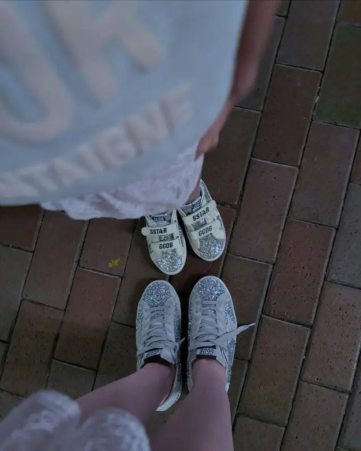 6 Gaya Kembar Shandy Aulia dan Claire Saat Quality Time di Disneyland, Kenakan Outfit Feminin Kasual Serba Dior