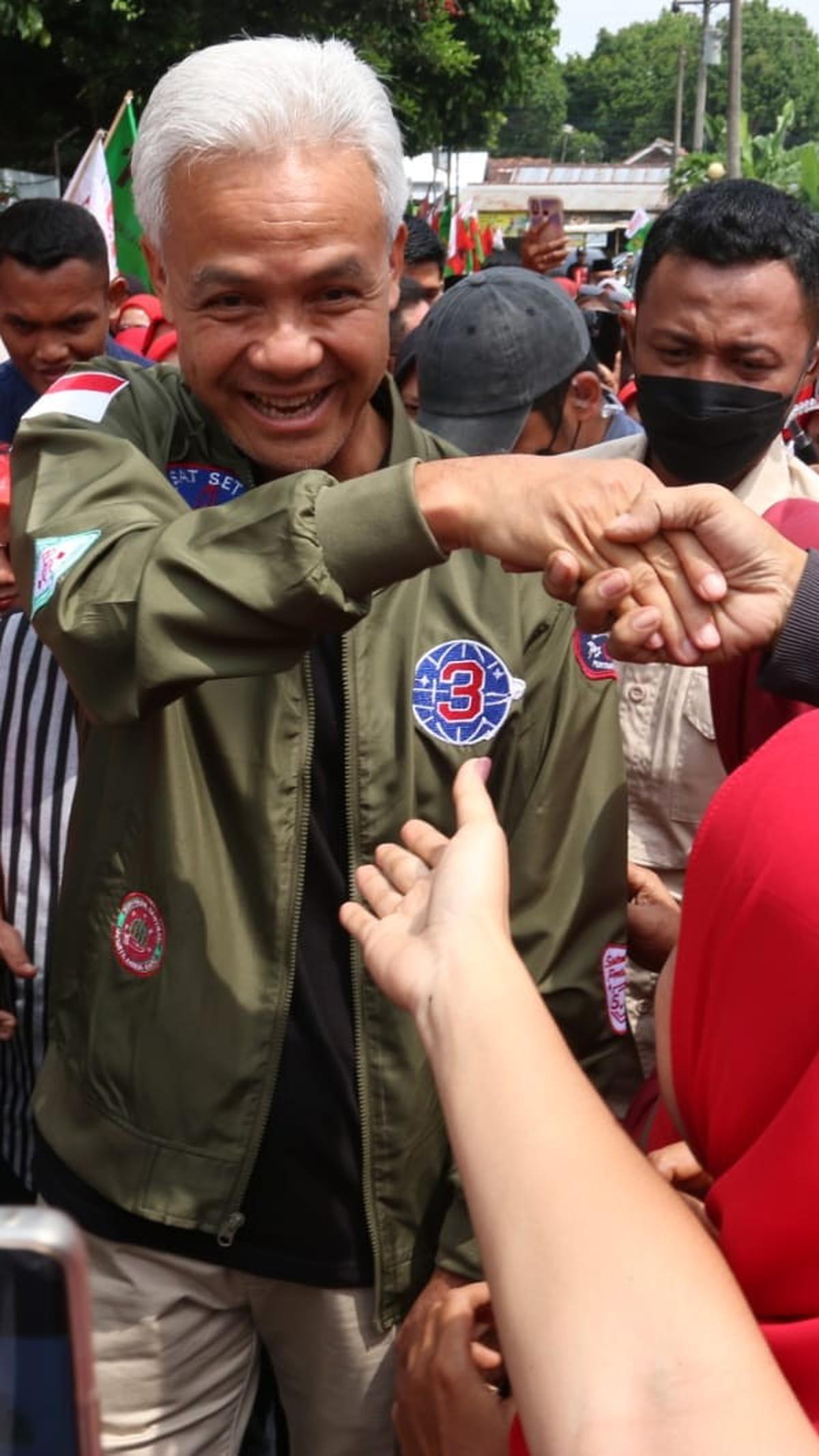 Dalam kunjungannya yang disambut dengan antusias warga, Ganjar tidak hanya melihat secara langsung kegiatan para pekerja, tetapi juga mencoba membuat bulu mata palsu sendiri.<br>
