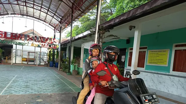 Setiap hari Ibu Guru Nur menempuh perjalanan pulang pergi 30 km untuk mengajar. (Liputan6.com/Arief Pramono)