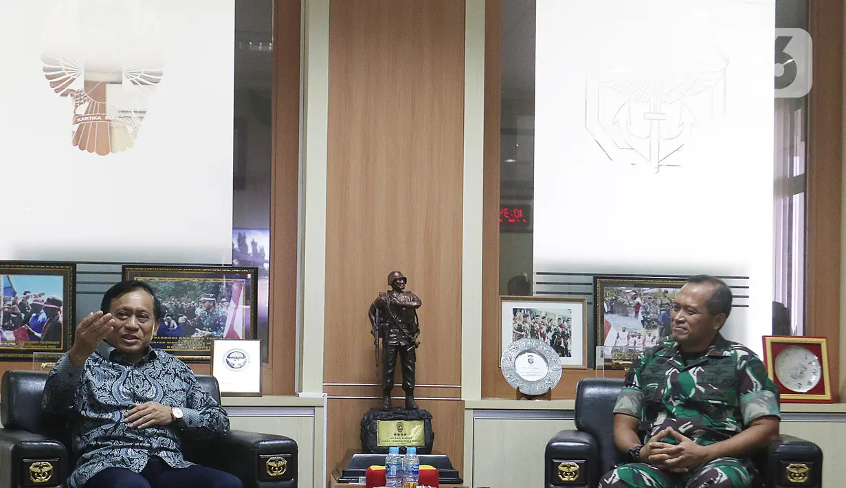Direktur SCM, Imam Sudjarwo berbincang dengan Komandan Jenderal Kopassus Mayjend I Nyoman Cantiasa saat bersilaturahmi ke Markas Kopassus di Cijantung, Jakarta, Senin (13/1/2020). Kunjungan itu bentuk silaturahmi bersama salah satu mitra perusahaan, dalam hal ini TNI. (Liputan6.com/Herman Zakharia)
