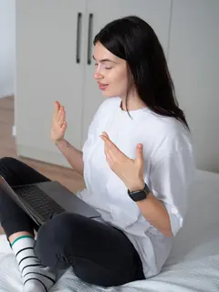 Slow living adalah pola hidup yang menempatkan ketenangan sebagai pusat dalam menjalani aktivitas. Fokusnya mengajak kita menikmati momen, makan dengan lebih pelan, bekerja dengan jeda, hingga mengambil waktu untuk beristirahat dari layar. (foto/dok: freepik)