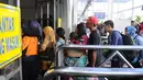 Sejumlah penumpang mengantri untuk masuk ruang tunggu kereta di Stasiun Senen Jakarta, Sabtu (2/1/2016). Hingga pukul 15.15 WIB, 10.345 penumpang telah diberangkatkan dari Stasiun Senen menuju sejumlah kota di pulau Jawa. (Liputan6.com/Helmi Fithriansyah)