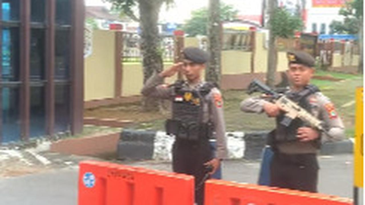Berkaus Oblong Putih Masuk Polda