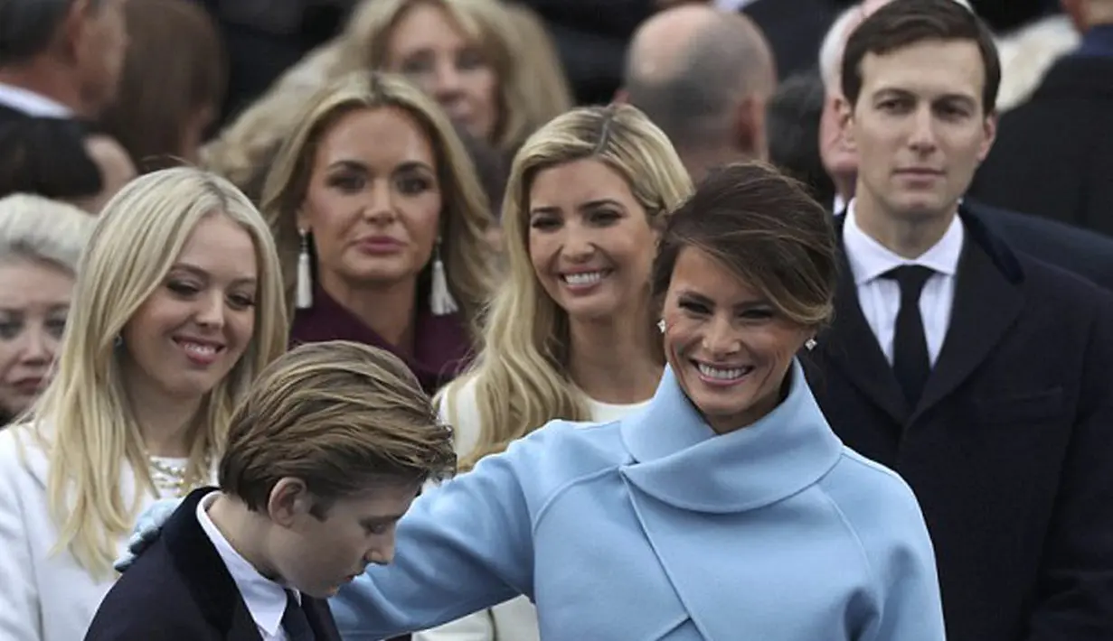 Tatanan rambut blondenya juga terlihat sangat sederhana namun tetap membuatnya cantik. Melihat gaya yang digunakan oleh Melania saat itu, sepertinya tampilan sederhana menjadi pilihannya. (doc.dailymail.com)