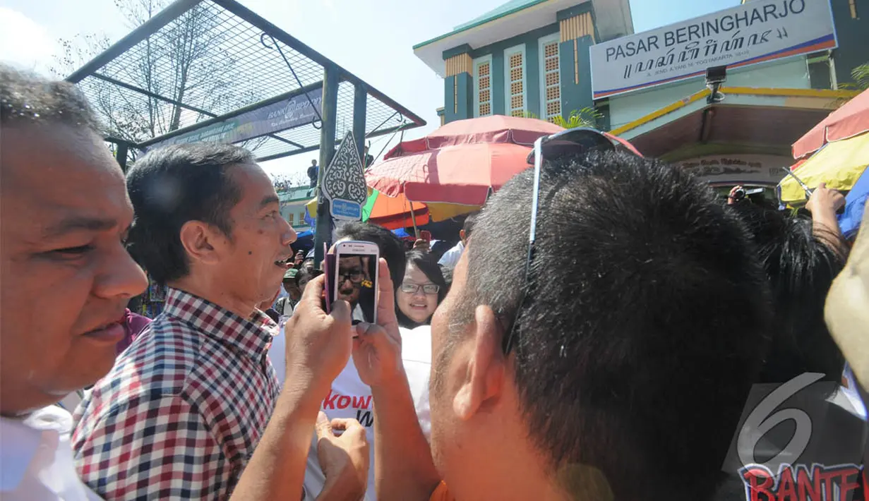 Sebelum menggelar makan siang bersama Sultan, Jokowi 'blusukan' menyapa warga di Pasar Beringharjo, Yogayakrta, Senin (2/6/2014) (Liputan6.com/Herman Zakharia).