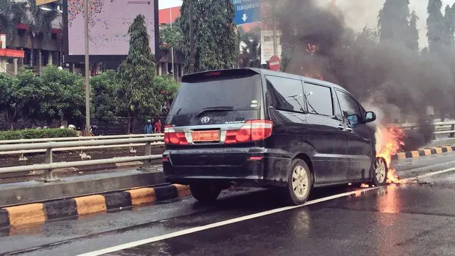 Sebuah mobil mewah terbakar di Tol Tanjung Duren, Jakarta. Sejumlah petugas kebakaran diterjunkan.