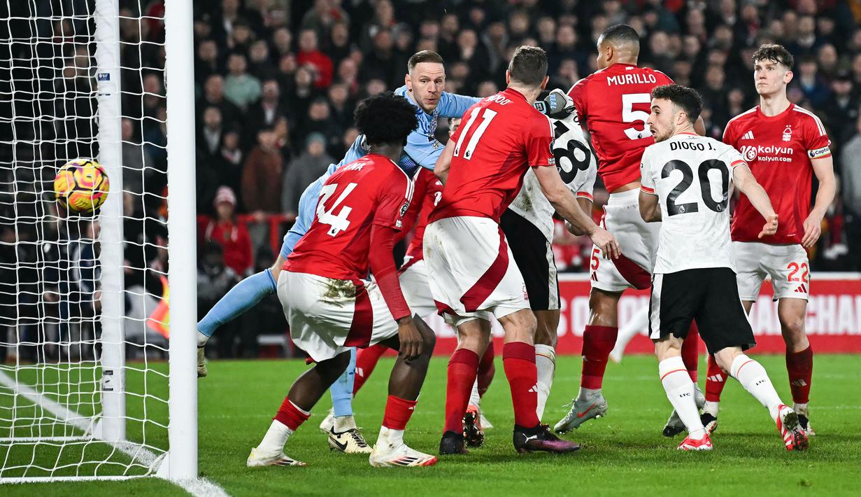 Forest unggul lebih dulu berkat gol yang dicetak Chris Wood di awal babak pertama. Liverpool baru bisa menyamakan kedudukan di babak kedua lewat aksi Diogo Jota yang baru masuk lapangan. (AFP/Paul Ellis)