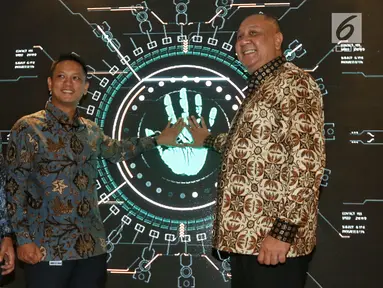 Dirut PT Mandiri Manajemen Investasi Alvin Pattisahusiwa, CEO Standard Chartered Bank Indonesia Rino Donosepoetro dan Deputi direktur pengawasan dan pengembangan pengelolaan investasi OJK, Halim Haryono saat Launching Reksa Dana MIPU 2 di Jakarta, Selasa (21/5). (Liputan6.com/Johan Tallo)