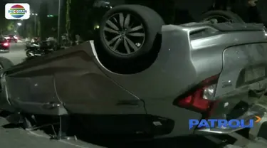 Sejoli bertengkar saat berkendara, mobil sedan terguling di Cempaka Putih, Jakarta Pusat.