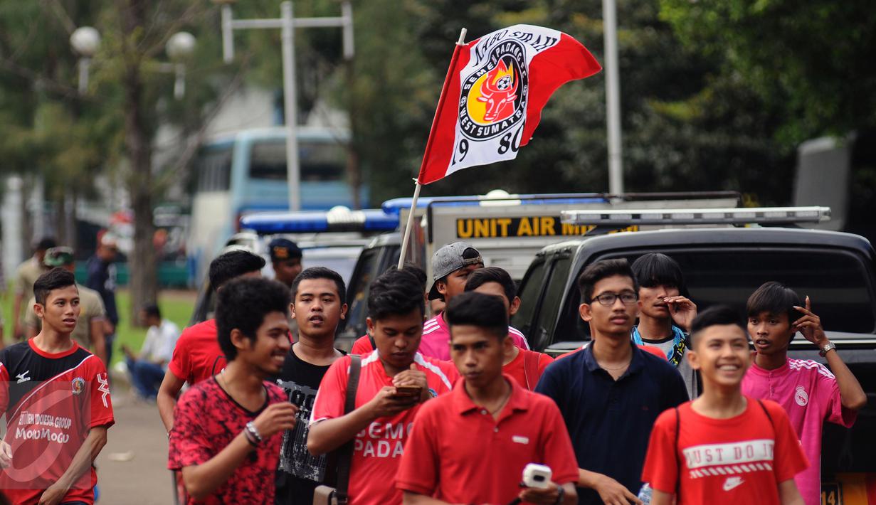 Sejumlah suporter Semen Padang mengibarkan bendera saat memasuki areal Stadion GBK Jakarta, Minggu (24/1/2016). Semen Padang akan melawan Mitra Kukar dalam laga final Piala Jenderal Sudirman. (Liputan6.com/Helmi Fithriansyah)
