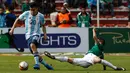 Pemain Argentina, Angel Correa berusaha merebut bola dari pemain Bolivia dalam laga Kualifikasi Piala Dunia 2018 zona Amerika Selatan di Stadion Hernando Siles, Rabu (29/3). Argentina tumbang 0-2 di kandang Bolivia. (AP Photo/Juan Karita)