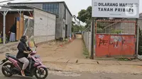 Tembok beton akses menuju rumah warga terlihat di kawasan Ciledug, Kota Tangerang, Banten, Senin (15/3/2021). Penutupan akses menuju rumah dan tempat usaha milik wargatersebut sejak 21 Februari 2021 karena permasalahan sengketa lahan. (Liputan6.com/Herman Zakharia)