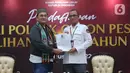 Ketua Umum Partai Negeri Daulat Indonesia (Pandai) Farhat Abbas memberikan berkas partai politiknya kepada Ketua KPU RI Hasyim Asy'ari di Gedung Komisi Pemilihan Umum Republik Indonesia, Jakarta, Senin (1/8/2022). Pendaftaran calon partai politik (parpol) peserta Pemilu dimulai tanggal 1 hingga 14 Agustus 2022. (Liputan6.com/Angga Yuniar)