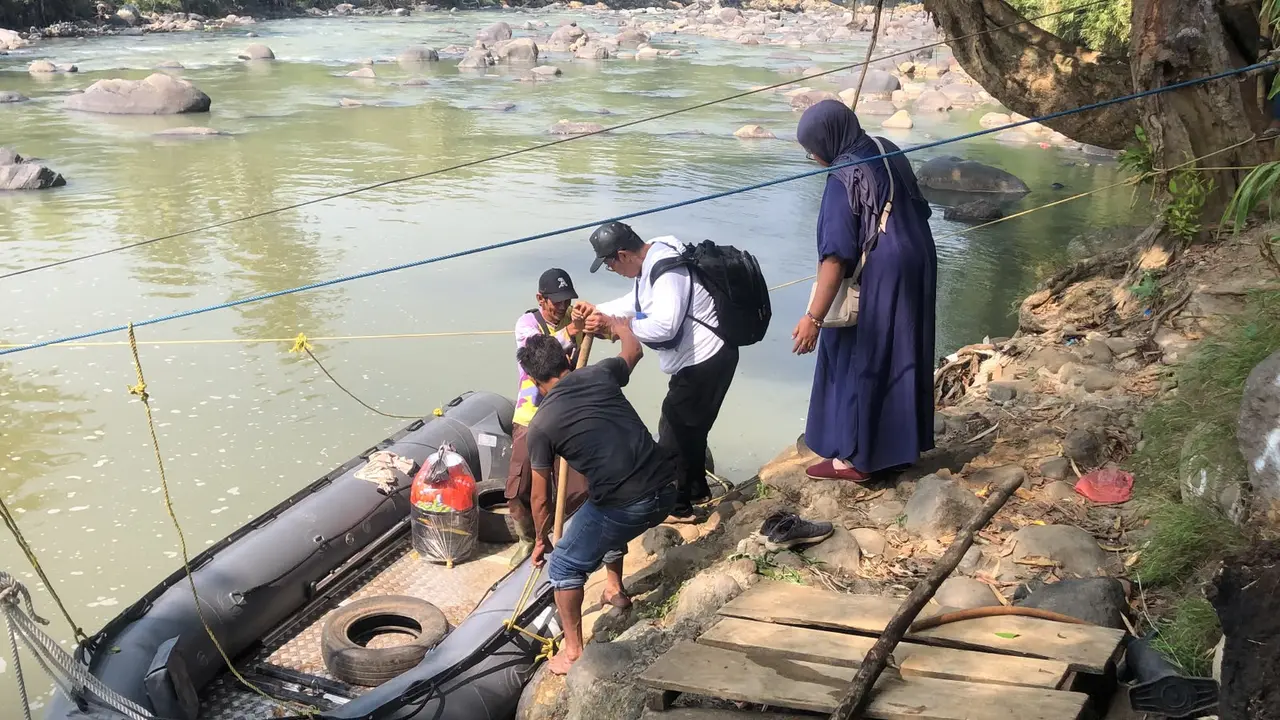 Jembatan hancur memaksa warga di Jampangtengah Sukabumi pakai perahu karet menyeberangi Sungai Cimandiri.