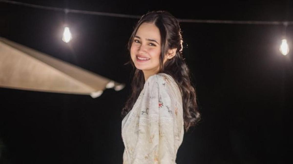 5 Potret Syifa Hadju Kenakan Long Dress, Inspirasi Tampil Anggun dan Stylish Tanpa Ribet