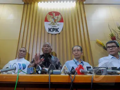 Pimpinan baru KPK Taufiequrachman Ruki (tengah),  Johan Budi SP (kanan), Indriyanto Seno Adji (kedua kiri), Wakil Ketua KPK Zulkarnen dan Adnan Pandu Pradja (kiri) saat konferensi pers di Gedung KPK, Jakarta, Jumat (20/2). (Liputan6.com/Andrian M Tunay)