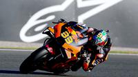 Pembalap Red Bull KTM Factory Racing, Brad Binder, menjadi yang tercepat pada sesi latihan bebas pertama (FP1) MotoGP Qatar yang digelar di Sirkuit Losail, Jumat (4/3/2022). (AFP/Jose Jordan)