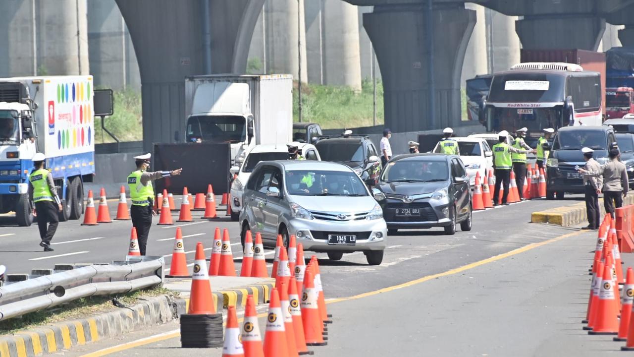 Menteri Perhubungan (Menhub) Budi Karya Sumadi meninjau pos penyekatan jalan yang berada di KM 31 Cikarang Barat ruas tol Jakarta – Cikampek, Minggu (18/7/2021). Dok Kemenhub