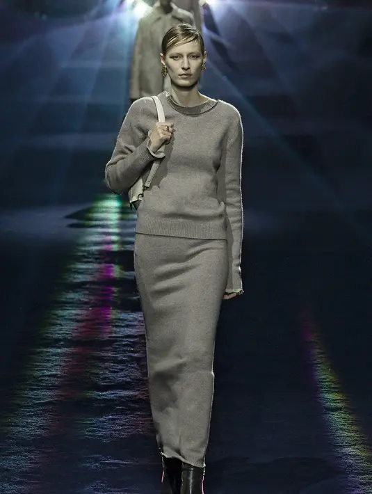 Jahitan yang maskulin dan kain tradisional dipelintir menjadi bentuk yang feminin, dengan unsur utilitarianisme. [Foto: Document/FENDI]