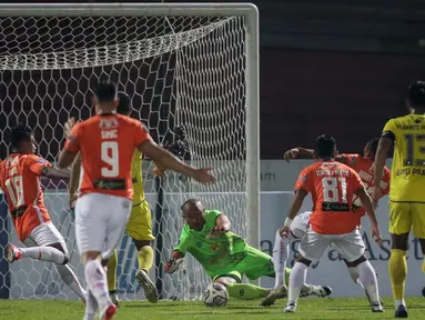 Duel baru berjalan empat menit, Persija Jakarta hampir mencetak gol namun dapat diamankan oleh kiper Barito Putera Aditya Harlan. (Bola.com/Bagaskara Lazuardi)