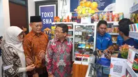 National Manager Senior Toko Mandiri Indogrosir Dedi Kurniawan dan Direktur IT dan Digital Mandiri Taspen Widi Nugraha dalam Grand Opening Warung Mantap Sejahtera dan Toko Pertama Agen Club Mantap di Antapani, Kota Bandung. (Dok Mandiri Taspen)