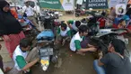 Relawan memperbaiki sepeda motor korban banjir pada layanan bengkel gratis Badan Amil Zakat Nasional (BAZNAS) di Kampung Pulo, Jakarta, Sabtu (4/1/2020). Layanan bengkel gratis ini banyak dimanfaatkan korban banjir untuk memperbaiki sepeda motornya yang sempat terendam. (merdeka.com/Imam Buhori)