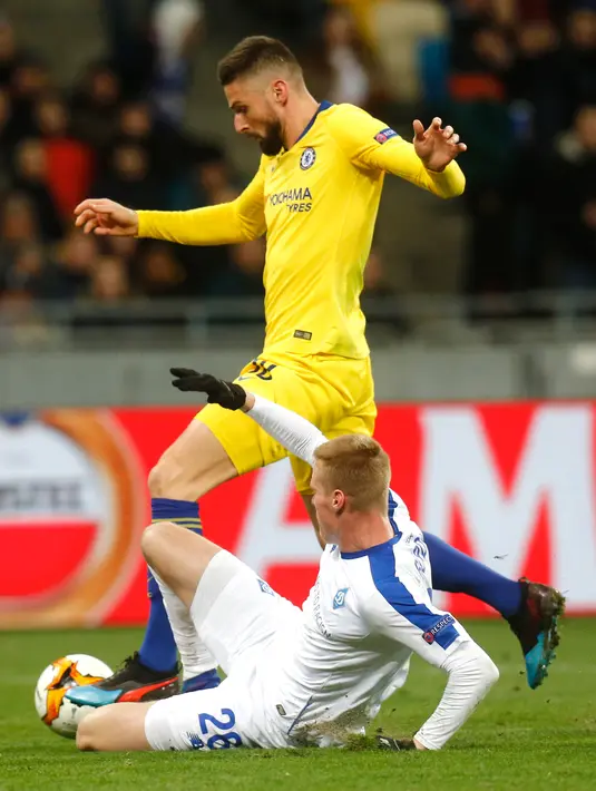 Pemain Chelsea Olivier Giroud (atas) berebut bola dengan pemain Dynamo Kiev Mykyta Burda pada leg kedua babak 16 besar Liga Europa di Stadion NSK Olimpiyskiy, Kiev, Ukraina, Jumat (15/3). Chelsea menang 5-0. (AP Photo/Efrem Lukatsky)