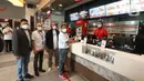 CMO PT Fastfood Indonesia Hendra Yuniarto saat membayar makanan dengan QRIS di gerai KFC dan Taco Bell Livin' by Mandiri di Jakarta (31/1/2022). Periode pertama 1-3 Februari 2022, pengguna Livin' berlogo kuning dapat menikmati bonus New Colonel All Star 1 KFC secara gratis. (Liputan6.com/HO/Rizki))
