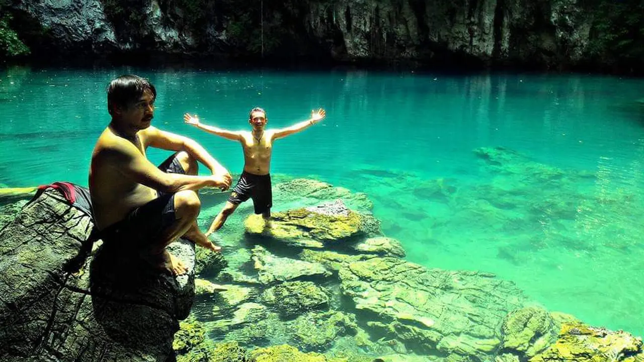 Wisatawan yang menikmati Danau Biru Kolaka Utara.(Liputan6.com/La Ode Sendranto untuk Ahmad Akbar Fua)