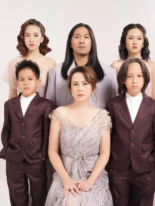 Sosok kedua adik laki-lakinya yang masih kecil ini pun tidak kalah keren. Tampil dengan setelan jas, kedua adiknya ini pun bukan tidak mungkin akan mengikuti jejak kedua kakaknya yang menjadi seorang selebriti. (Liputan6.com/IG/@zaraadhsty)