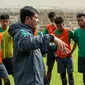 Pelatih Timnas Indonesia U-19 Indra Sjafri memberi arahan kepada pemainnya saat sesi latihan di Stadion Padonmar, Yangon, Jumat (9/9). (Liputan6.com/Yoppy Renato)