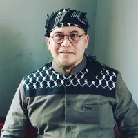 Denny Chandra salah satu artis yang terbilang padat.  Tidak hanya dikenal sebagai komedian, ia juga pembawa acara, pemeran, dan juga penyanyi. Ia bersama kawan-kawannya membentuk grup P-Project di mana lagu-lagu mereka berisikan humor. [Instagram/dennych]
