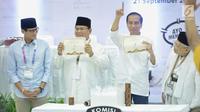 Dua pasang capres-cawapres Prabowo Subianto-Sandiaga Uno dan Joko Widodo-Ma'ruf Amin menunjukan nomor urut peserta Pemilu 2019 di Kantor KPU, Jakarta, Jumat (21/9). (Liputan6.com/Faizal Fanani)