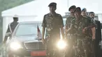 Presiden Joko Widodo upacara militer saat tiba di Mabes TNI Cilangkap, Jakarta, Kamis (3/5). Presiden Jokowi datang mengenakan seragam militer untuk menerima kunjungan Sultan Haji Hassanal Bolkiah beserta delegasi. (Merdeka.com/Iqbal S. Nugroho)