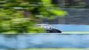 Mobil Lamborghini yang dikemudikan Sean Gelael melaju kencang pada track lurus saat ajang Taxi Ride di Sentul, Jakarta, Selasa (2/8/2016). (Bola.com/Nicklas Hanoatubun)