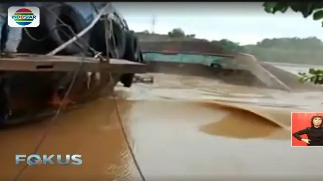 Video Detik-Detik Kapal Angkut Alat Berat Tenggelam di Sungai Mahakam