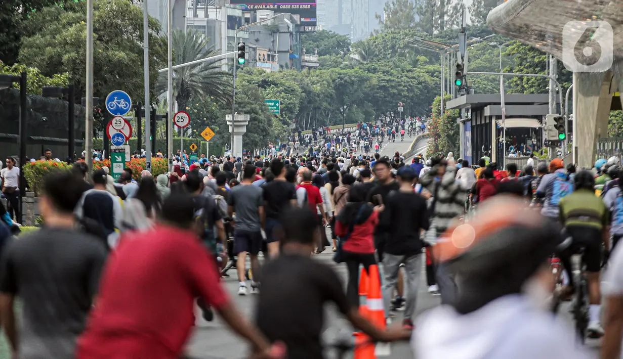 Warga berolahraga saat car free day di kawasan Bundaran HI, Jakarta, Minggu (4/12/2022). Kementerian Kesehatan mengungkapkan bahwa kasus COVID-19 di Indonesia mengalami penurunan sebanyak 632 kasus. (Liputan6.com/Faizal Fanani)