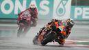 Sempat disalip Jack Miller, Miguel Oliveira kembali merebut posisi pertama di lap ke-4 dan terus melaju di posisi terdepan. (AP/Achmad Ibrahim)